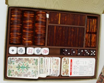 une boîte contenant beaucoup de dés et de cartes