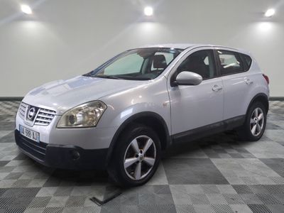 une photo d'un Nissan RAV argenté garé dans un garage
