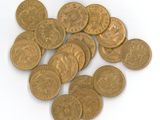 une pile de pièces d'or posée sur une surface blanche