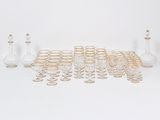 plusieurs verres et une carafe sur la table