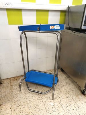 un tabouret bleu dans un coin de la cuisine