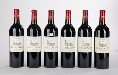 six bouteilles de vin rouge sont alignées