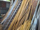 de nombreuses pièces de bois empilées dans un entrepôt