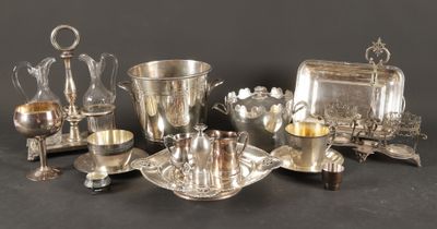 un assortiment d'articles en métal argenté, comprenant notamment un plateau, des tasses et des plateaux