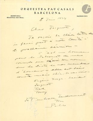 un gros plan d'un morceau de papier sur lequel on a écrit