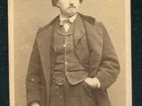 une photo en noir et blanc d'un homme en costume