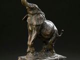une image représentant une statue d'éléphant posée sur un bloc de marbre