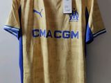 un maillot de foot jaune et bleu suspendu à un cintre