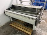 une photo d'une machine posée sur une palette dans un entrepôt