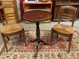 trois chaises et une table posées sur un tapis dans une pièce