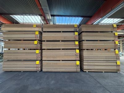 plusieurs piles de bois empilées les unes sur les autres dans un entrepôt