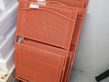 une pile de cartons et une pile de chaises dans une pièce