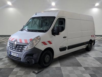 la photo d'une camionnette blanche garée dans un garage