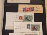 de nombreux timbres de différents types sur un dossier noir