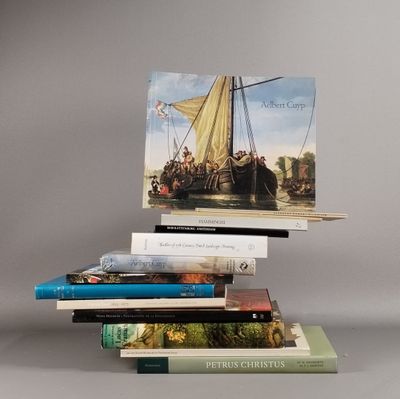 plusieurs livres sont empilés sur une table