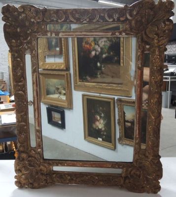 une photo d'un miroir sur lequel sont accrochées plusieurs photos