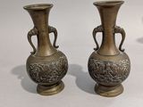 deux vases posés sur une table