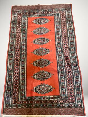 un tapis rouge et bleu posé sur une surface blanche