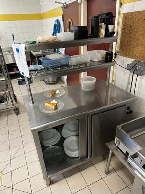 une cuisine équipée d'une cuisinière, d'un four, d'un évier et d'autres appareils électroménagers