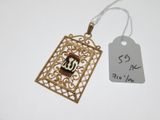 une photo d'un collier en or auquel est accrochée une étiquette