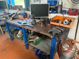 une photo d'un établi sur lequel est posé un ordinateur