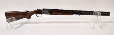 un vieux fusil de chasse au canon en bois, posé sur un socle transparent