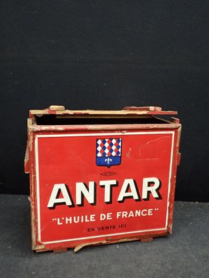 une vieille boîte rouge et blanche sur laquelle est inscrit le mot « antar »