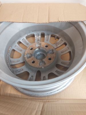une boîte contenant une roue, posée sur une boîte en carton