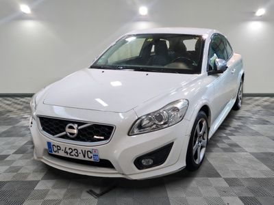 une photo d'une Volvo blanche sur un sol à damier