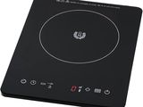 gros plan d'une table de cuisson à induction noire sur fond blanc