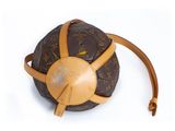 un sac marron et beige sur lequel il y a une inscription