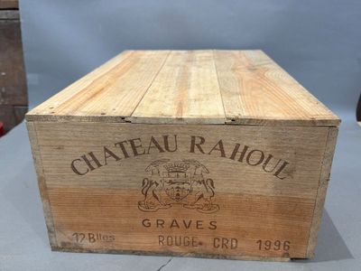 une boîte en bois avec une étiquette sur une table