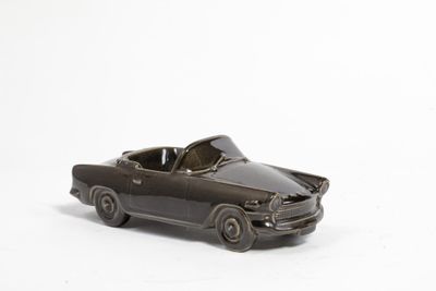 une voiture jouet posée sur une surface blanche