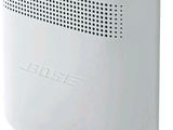 un gros plan d'une enceinte blanche posée sur une surface blanche