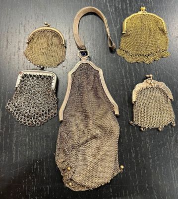 un gros plan sur un ensemble de sacs à main posés sur une table