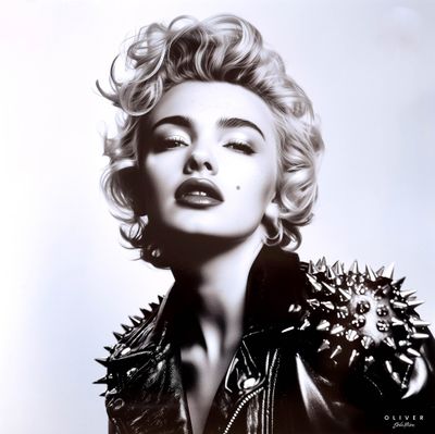 Marilyn Monroe sur une photo en noir et blanc, avec des pointes sur les épaules
