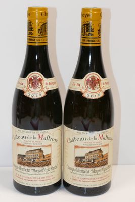 deux bouteilles de vin posées sur une table l'une à côté de l'autre