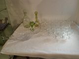 des bouteilles et des verres sur une table recouverte d'une nappe blanche