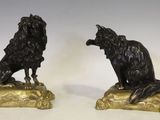 paire de figurines de lions en bronze ancien sur des socles en marbre