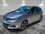 la voiture argentée est garée dans le garage sur un sol en damier