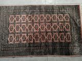 un tapis posé à même le sol dans une pièce carrelée
