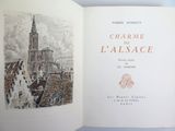 un livre avec une image d'église en arrière-plan