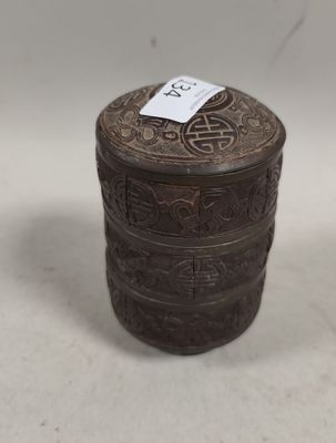 un gros plan d'une boîte en bois posée sur une table, sur laquelle est accrochée une étiquette