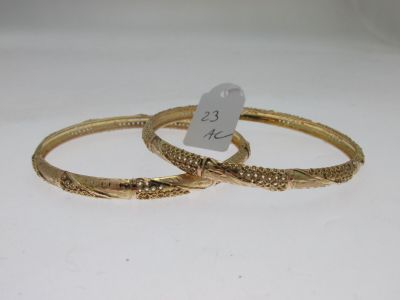 deux bracelets rigides en or, ornés d'une petite étiquette