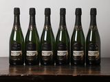 six bouteilles de champagne alignées sur une table en bois