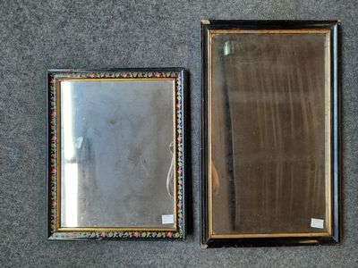deux miroirs posés par terre l'un à côté de l'autre