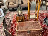 un panier en osier posé sur un tapis rouge dans une pièce