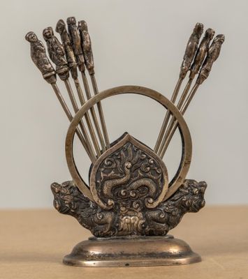 une image représentant une sculpture métallique composée de flèches et d'un bouclier
