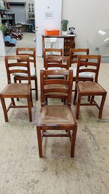 a lot of chairs that are sitting in the middle of a room
