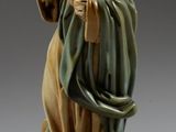 l'image d'une statue de femme tenant un oiseau